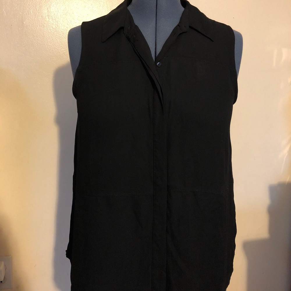 Mossimo women’s sleeveless button top - L